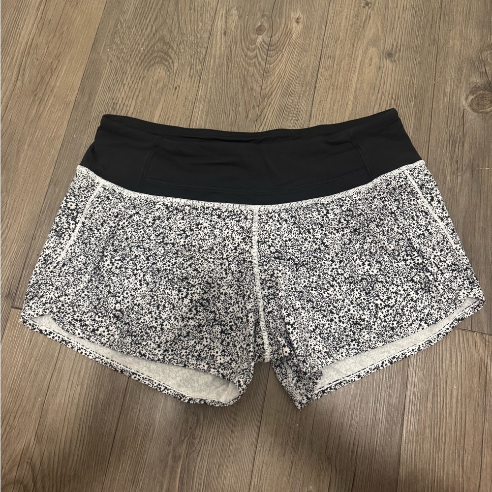 Lululemon Speed Up 4” Mid Rise Shorts in Black & White Floral - Picture 1 of 3